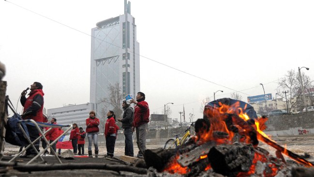 Trabajadores de Correos cumplen su cuarto día en ribera del Mapocho