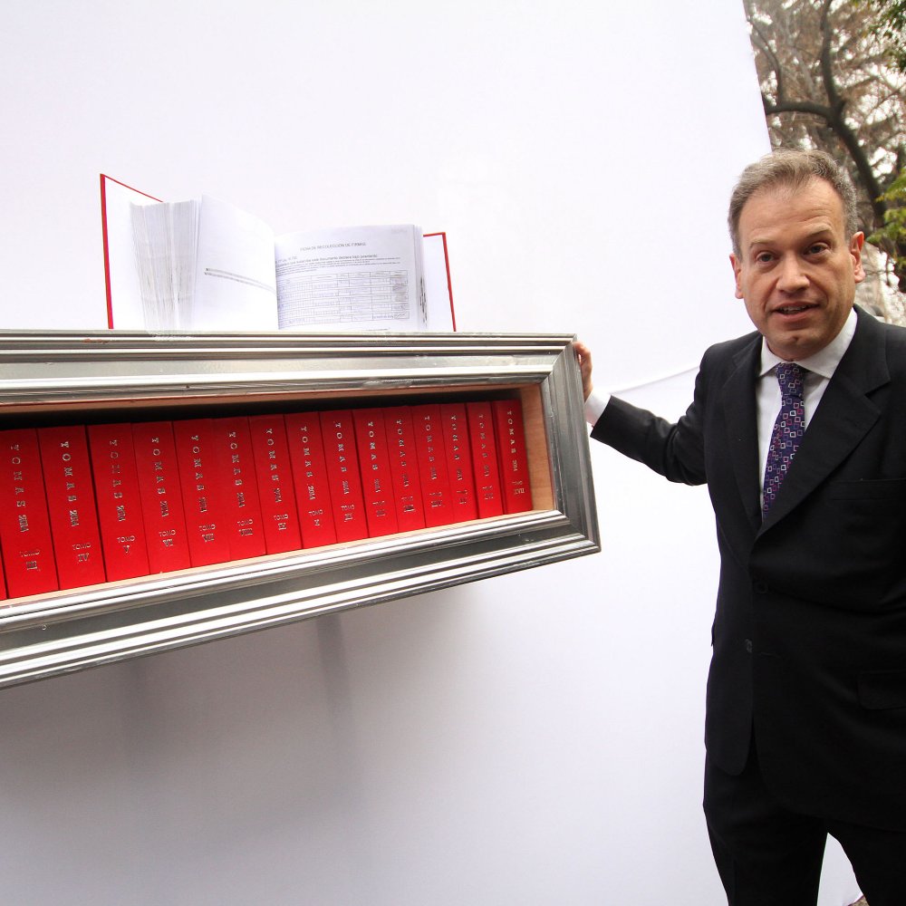 Jocelyn-Holt inscribe su candidatura presidencial: 