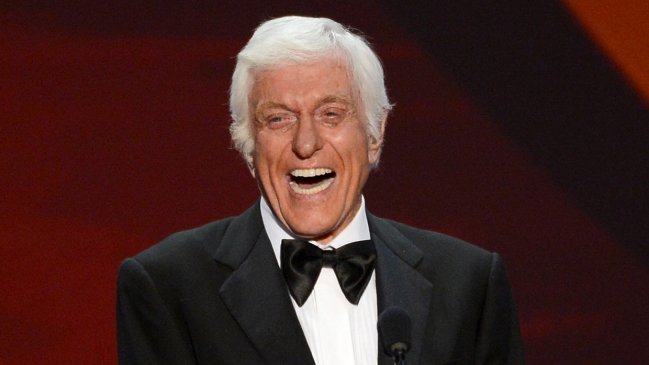El actor Dick Van Dyke salió ileso tras incendiarse su automóvil