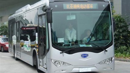   Especialista analizó las ventajas de los autos eléctricos y a gas 