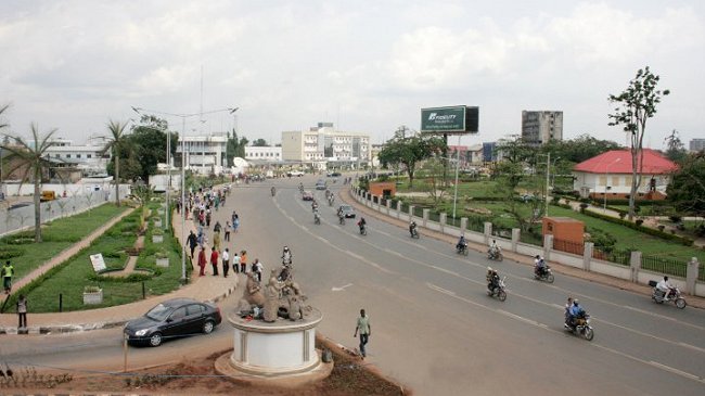 Niño nigeriano sobrevivió vuelo escondido en tren de aterrizaje