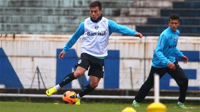 Eduardo Vargas retomó las prácticas en Gremio tras lesión al tobillo derecho