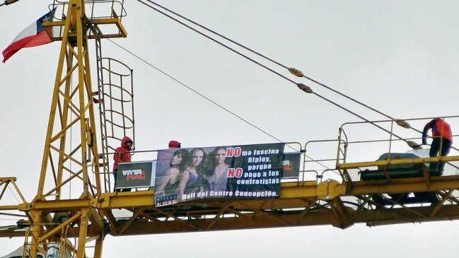 Manifestantes en grúa de Concepción amenazan con huelga de hambre