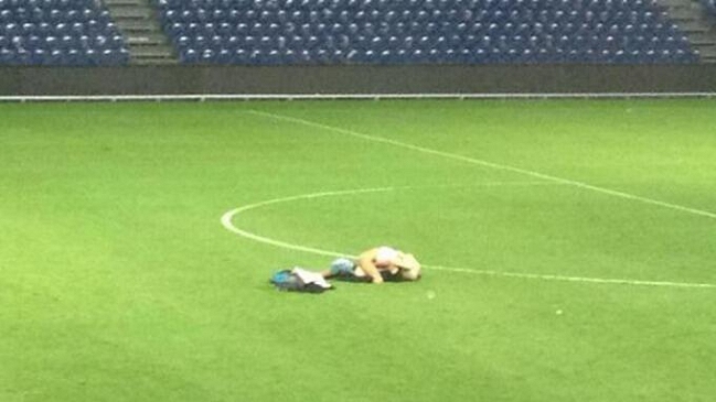 Pareja fue sorprendida teniendo relaciones sexuales en medio de un estadio danés