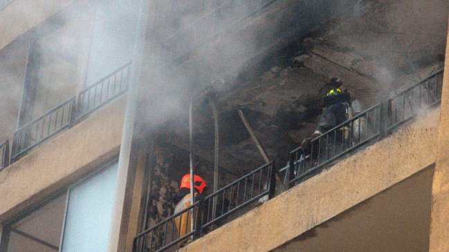 Fiscalía investiga origen de incendio en edificio de Santiago