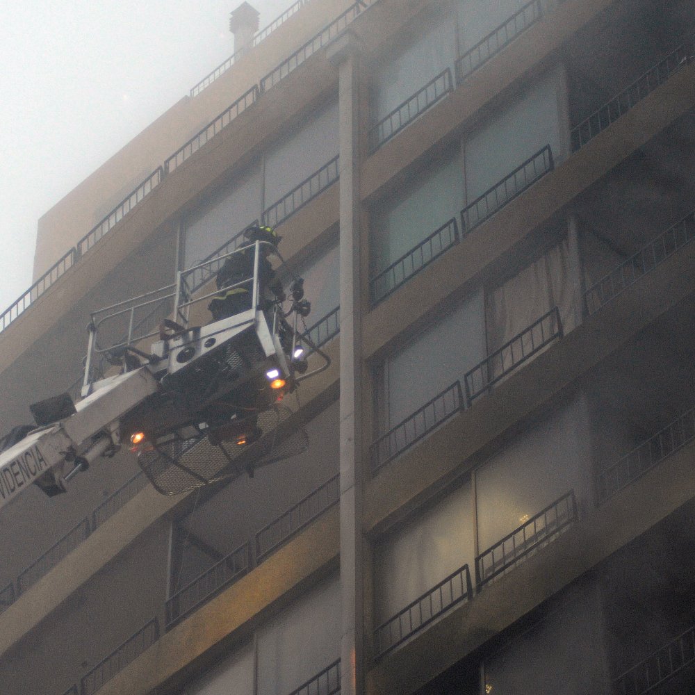 Incendio afectó a edificio de departamentos en Santiago Centro