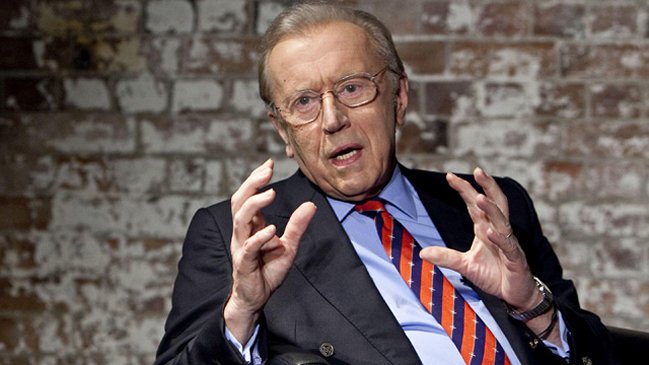 Falleció David Frost, el periodista británico que acorraló a Nixon