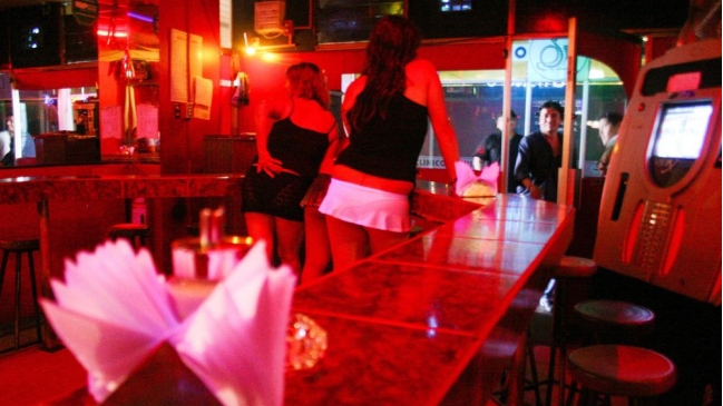 Dos cafés con piernas fueron clausurados en Santiago por ejercer comercio sexual