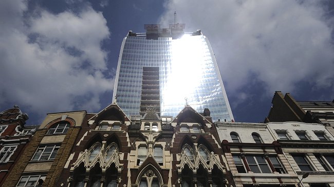 Edificio reflectante fue cubierto tras dañar auto de lujo en Londres