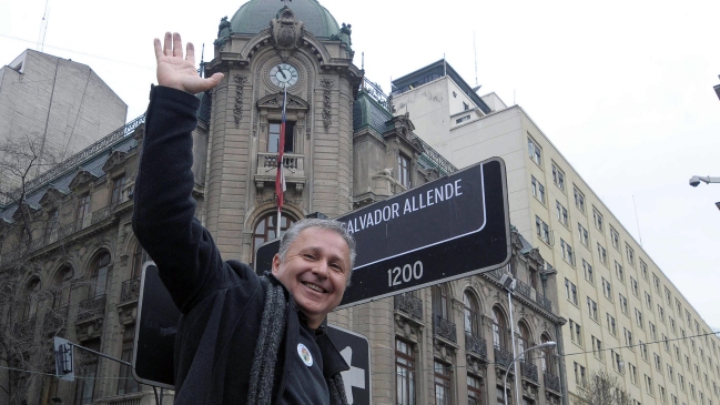 Marcel Claude propuso nombrar calle Moneda como Salvador Allende