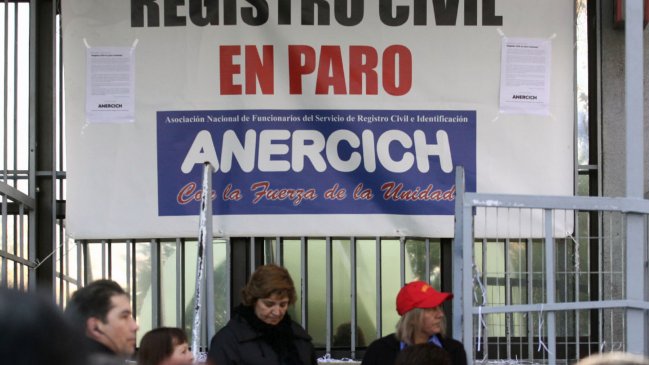 Dirigenta del Registro Civil en paro: Solo está funcionando un equipo