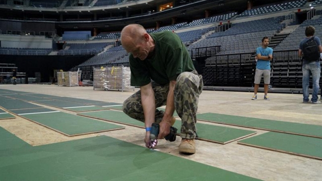 Comenzó montaje de la cancha para semifinal entre R. Checa y Argentina