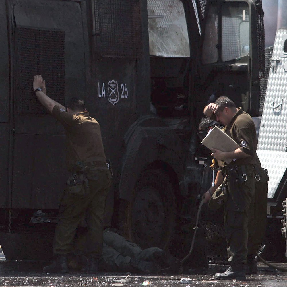 Hombre está grave tras ser atropellado por bus de Fuerzas Especiales