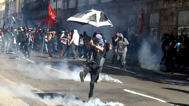 Cientos de manifestantes irrumpieron en desfile militar en Río de Janeiro