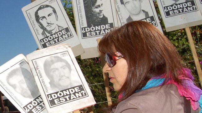 Familiares de DD.DD. recordaron a víctimas en las puertas de Villa Baviera