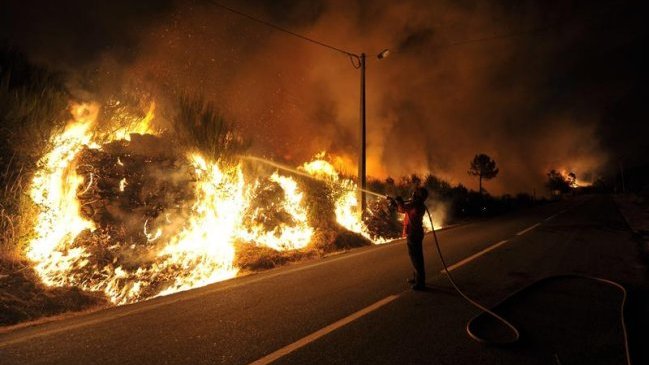 Rescatan a 50 menores atrapados por incendio en valle argentino