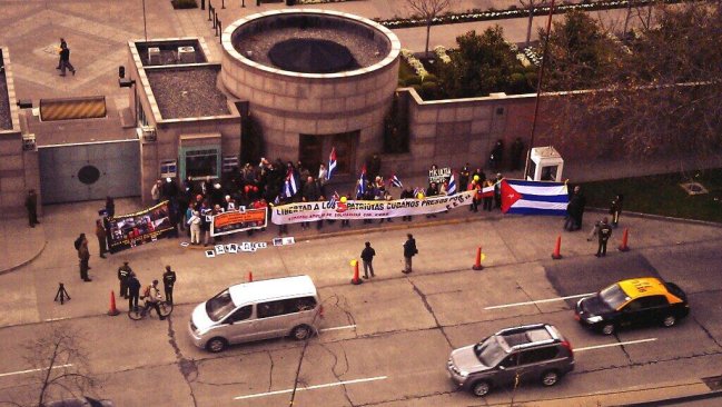Grupo de manifestantes protesta frente a embajada de EE.UU.