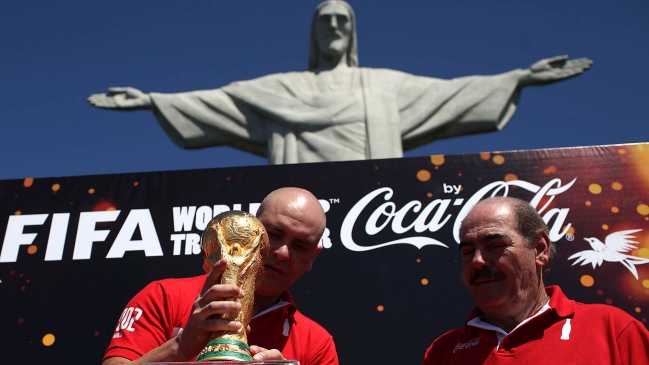 El trofeo del Mundial 2014 comenzó su gira de mano de campeones brasileños