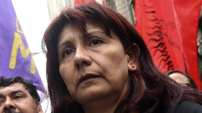 Automóvil que trasladaba a Roxana Miranda fue apedreado en incidentes