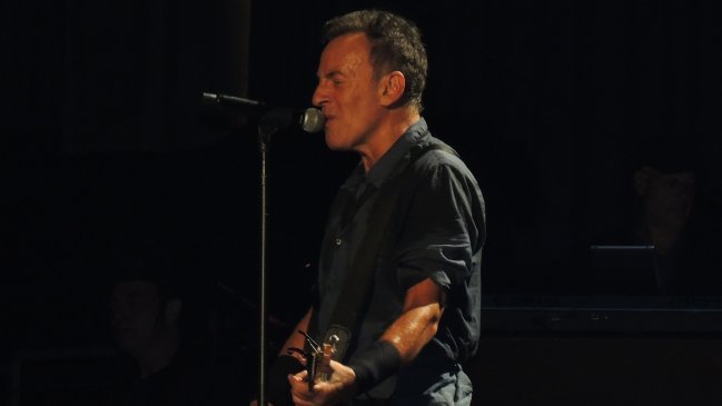 Bruce Springsteen desató el delirio y homenajeó a Víctor Jara en su debut en Chile