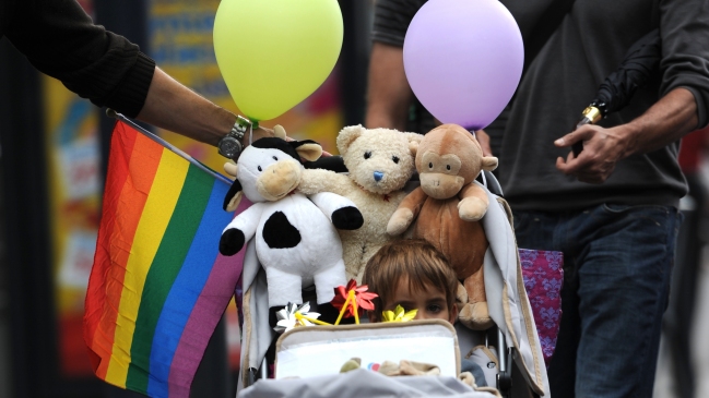 España busca solucionar bloqueo de Rusia a adopciones por homosexuales