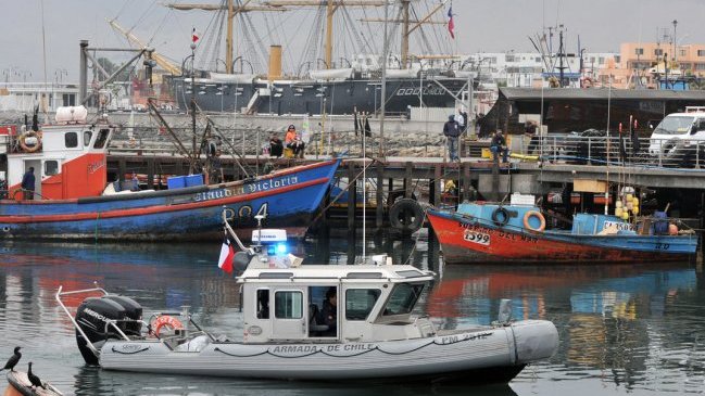 Dos fallecidos y tres desaparecidos deja naufragio de embarcación en Pisagua
