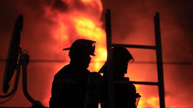Dos personas murieron en incendio en la Población La Pincoya