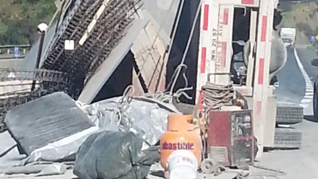 Camión impactó a radiopatrullas y volcó en la Ruta 68