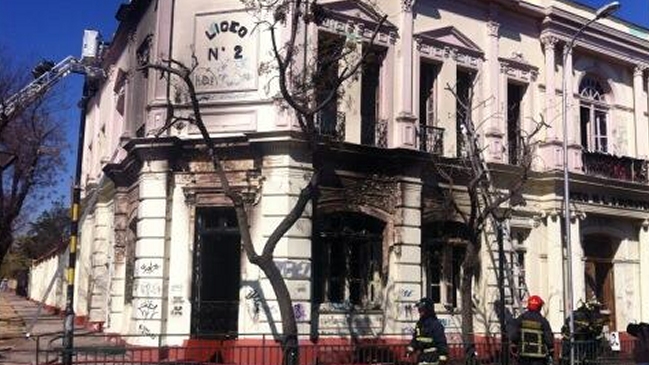 Bomberos trabaja en incendio en el Liceo Amunátegui
