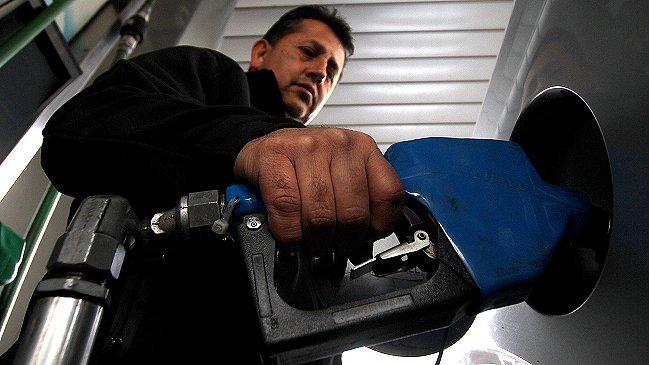 Bencinas bajarán hasta 33 pesos este jueves