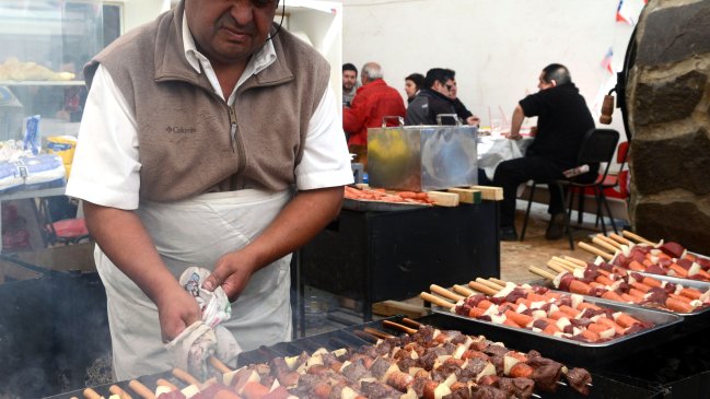 Comenzaron los remates de empanadas y anticuchos en las fondas