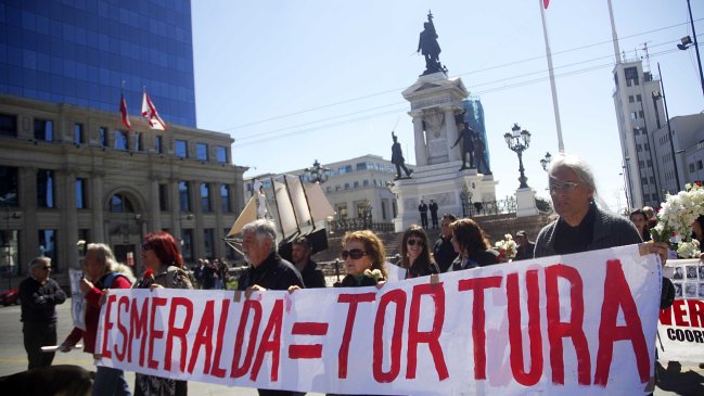 Agrupaciones de Derechos Humanos protestaron en zarpe de la Esmeralda