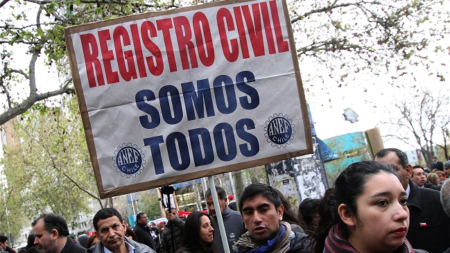 Funcionarios del Registro Civil seguirán en paro
