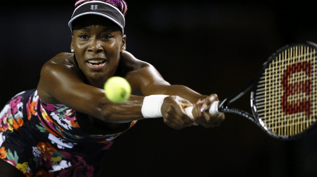 Venus Williams avanzó en Tokio con resonante triunfo ante Azarenka