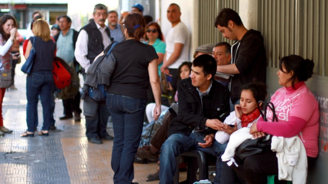 Paro en el Registro Civil: Más de 150 personas hacen fila en el estadio Víctor Jara
