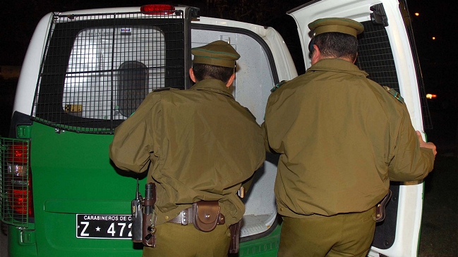 Un sujeto se lanzó al mar para huir de Carabineros en Valparaíso