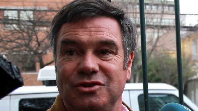 Ossandón denunció a Golborne por destrucción de su propaganda