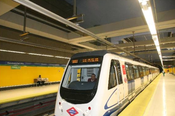 Funcionario del Metro de Madrid encontró cheque por dos millones de dólares