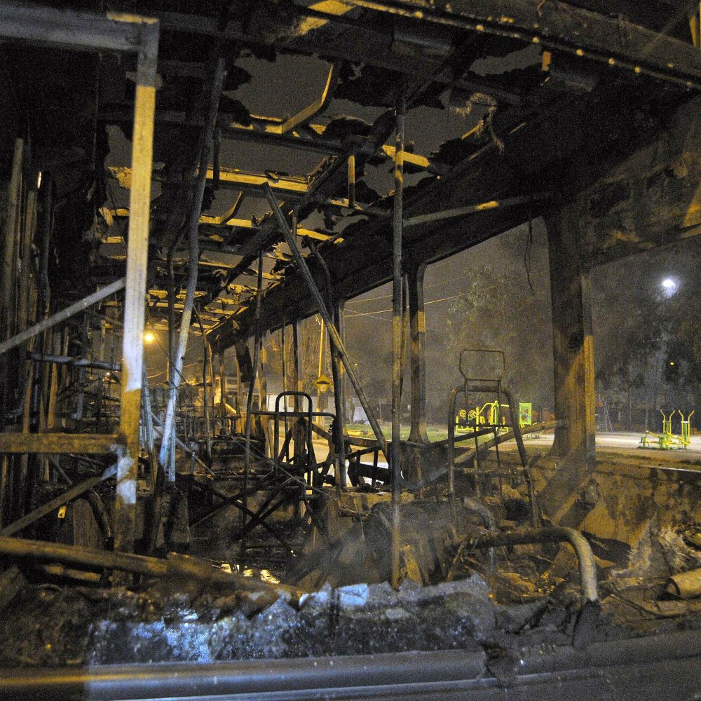 Bus municipal sufrió ataque incendiario a metros de comisaría en Quinta Normal