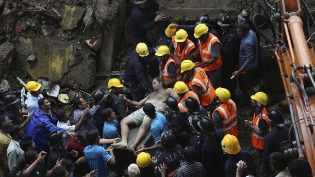 Derrumbe de un edificio mató a 43 personas en Bombay