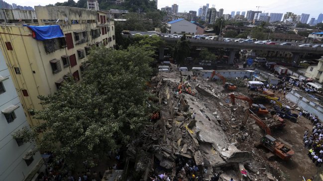 Finalizaron labores de rescate tras derrumbe en Bombay que dejó 61 muertos