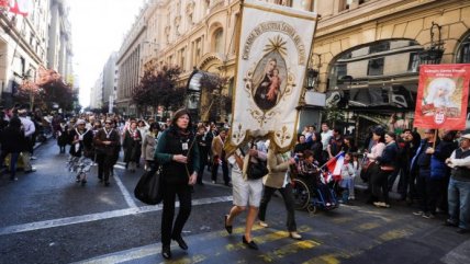 La procesión en honor a la Virgen del Carmen en Santiago