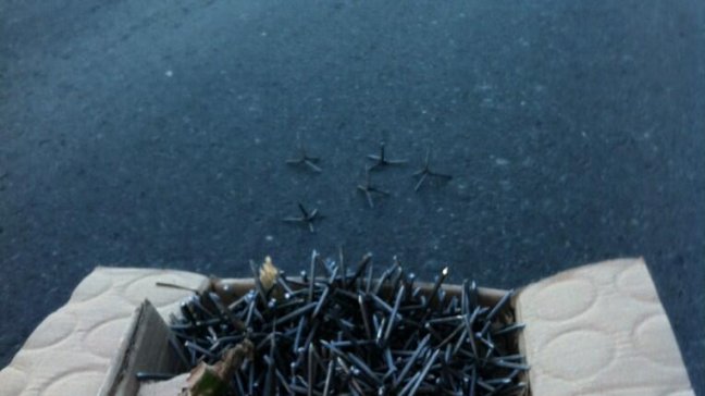 Asaltantes lanzaron miguelitos en la Costanera Norte para huir