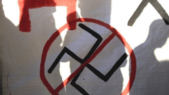 Policía griega busca arsenales de partido neonazi