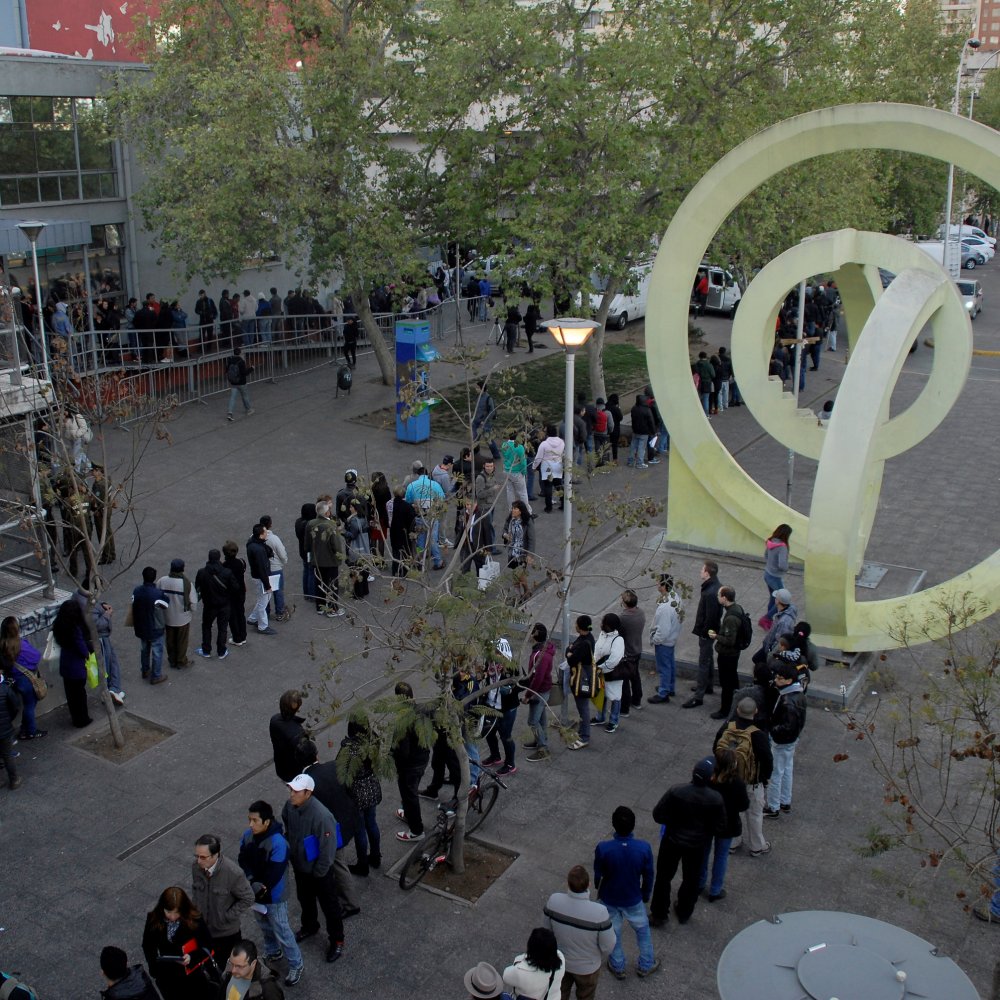 Largas filas marcan primeras horas de atención en el Registro Civil