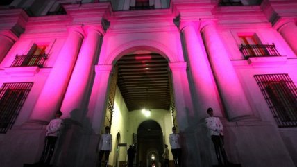La Moneda se iluminó rosada en concienciación por el cáncer de mama