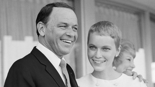 Mia Farrow sugiere que Sinatra puede ser el padre de su hijo y no Woody Allen