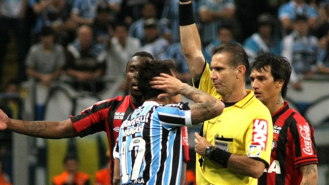 Eduardo Vargas fue expulsado en ajustado triunfo de Gremio sobre A. Paranaense