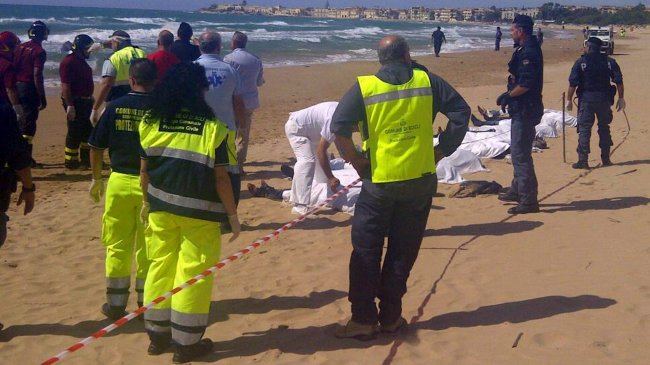 Naufragio deja al menos 93 inmigrantes ilegales muertos en Italia