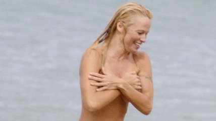 Pamela Anderson no da tregua al topless